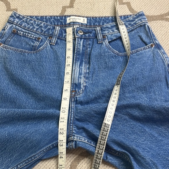 Abercrombie & Fitch Curve Love The Loose High Rise Blue Denim Jeans, size 10 - Picture 6 of 13